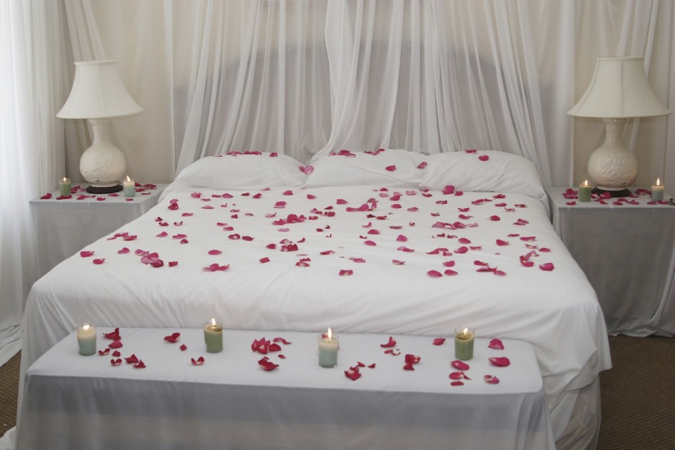 fresh-flowers-simple-bedroom-for-couples